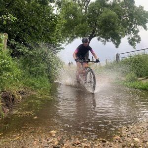 Ladies mountainbiken door water